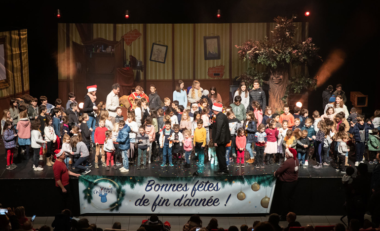 Spectacle de Noël 2022 association Magie à l'hôpital Yvan l'Aventurier