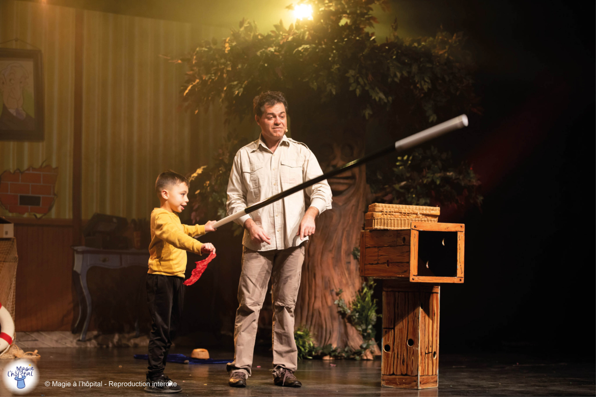 spectacle de Noël 2022 association Magie à l'hôpital Yvan l'Aventurier le Secret d'Alfred